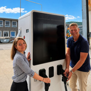 Schnellladesäulen für Elektro-Fahrzeuge vergrössern